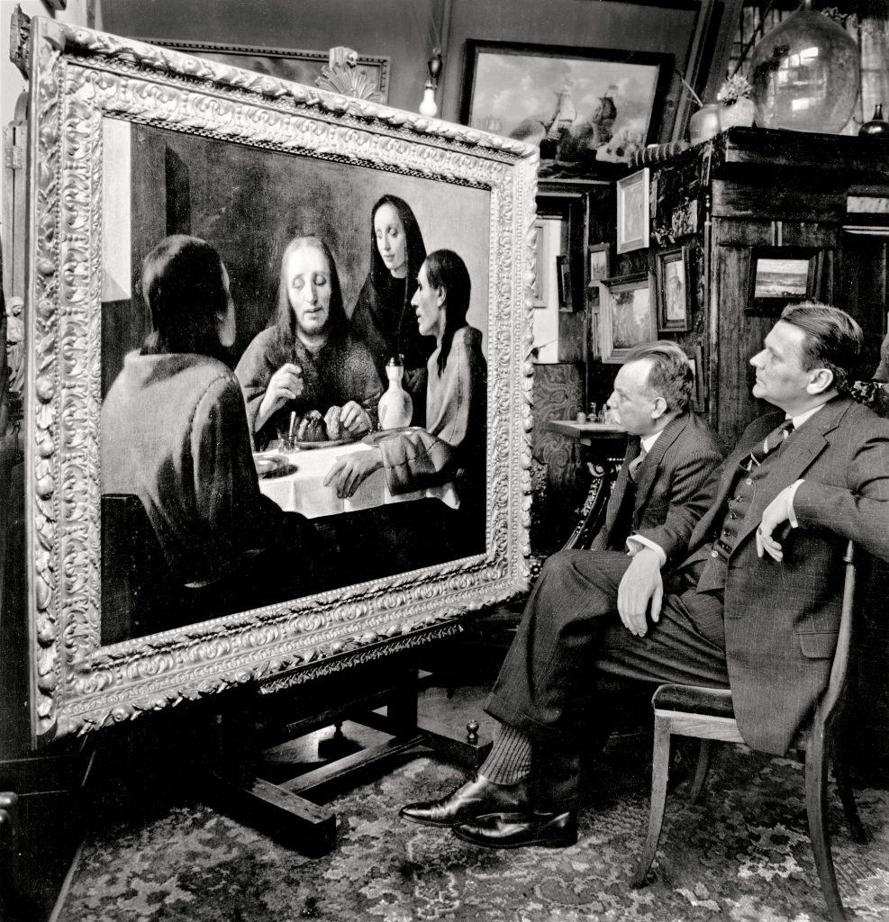 Han van Meegeren (1889-1947), ‘The Supper at Emmaus’ viewed by Dirk Hannema (jobbra), director of Museum Boymans, and Hendrik Luitwieler (balra), restorer. 1938.
