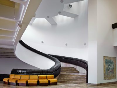 A Szombathelyi Képtár aulájából felvezető lépcső az eredeti fotelekkel, 2015
Fotó: Villányi Csaba