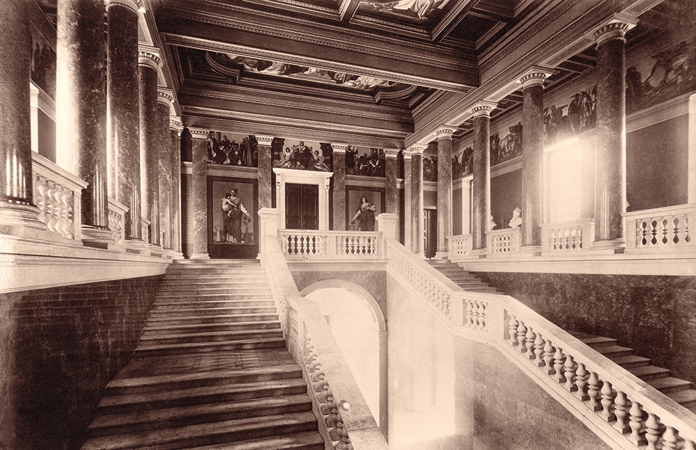 Archív felvétel a Magyar Nemzeti Múzeum főlépcsőházáról Than Mór és Lotz Károly falképeivel