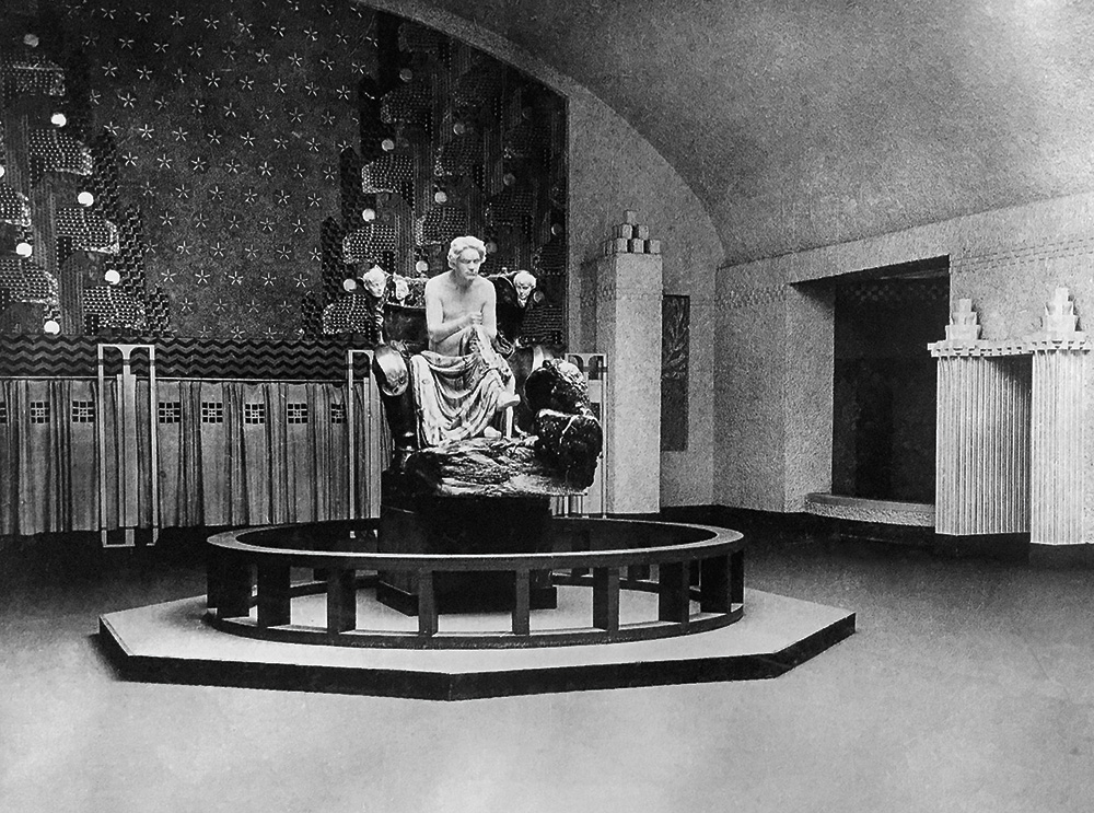 A Secession XIV. kiállításának nagyterme 1902-ben, középen Max Klinger szobrával Fotó: Vereinigung bildender KünstlerInnen Wiener Secession 