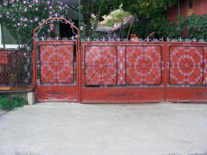„S-es vaskapu (a kerítés barackmagos, vegyes – Mezőpanit)