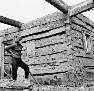 Biró Friderika a szalafői kerített ház bontásakor, 1969-ben. Fotó: Erdélyi Zoltán, Szabadtéri Néprajzi Múzeum