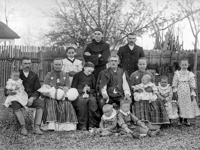 Alföldi magyar család
Endrőd, Békés vm.) Szeghalmi Gyula fényképész felvétele, 1920-as évek