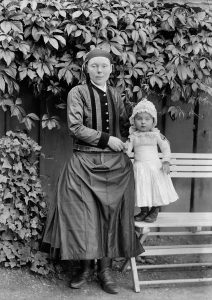 Fiatalasszony gyermekével Nógrád vm. Ismeretlen fényképész felvétele, 1920-as évek.