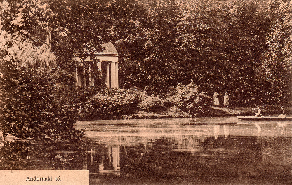 Andornaktálya, a tó és a szigeten álló gloriett. Képeslap, 1912. © Alföldy Gábor kerttörténeti gyűjteményéből.