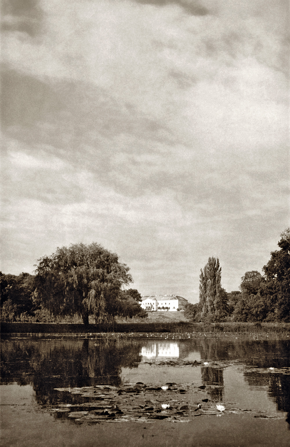 Doba, a somlóvári Erdődy-kastély a park nagy halastava felől. Kopernitzky István felvétele, 1968 körül. © Alföldy Gábor kerttörténeti gyűjteményéből.