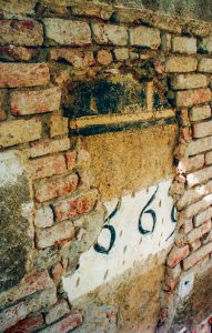 A kőszegi Festetics- Chernel- ház évszámos homlokzata, 2000