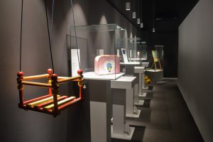 A kiállítás egy olyan hintával nyit, amelyet hiába készített el unokája számára a nagypapa. Mire véget ért a háború, és a gyermek szabadon használhatta volna,  már kinőtte. 
War Chirdhood Museum
Fotó: Berényi Marianna