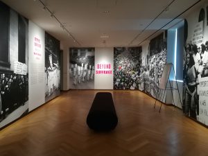 A Beyond Suffrage: A Century of New York Women in Politics című kiállítás a női politikai aktivizmust, a nők politikai és kormányzati szerepe újradefiniálásának folyamatát vizsgálta 2017-18-ban