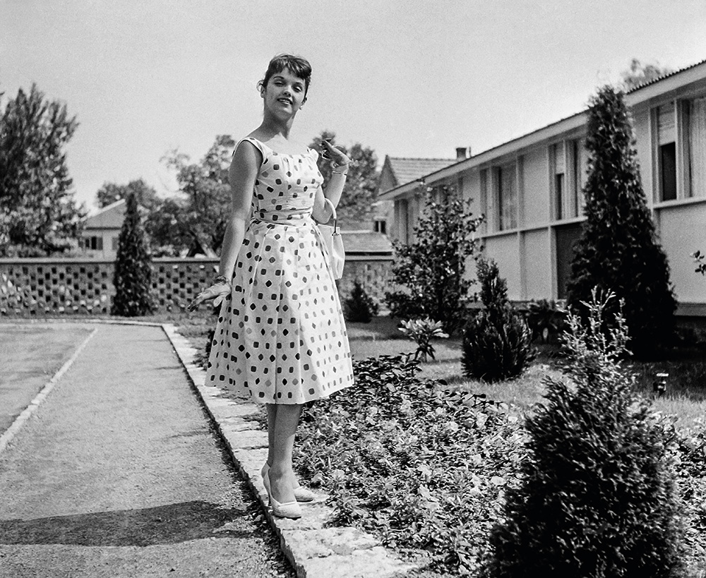 A modell mögött a brüsszeli világkiállításon vásárolt ideiglenes Motel a Glatz Henrik utcában, 1959.