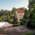 Az egykori fürdőtelepi kaszinó épülete a Batthyány utcában. Kertje Sörkert vagy Népkert néven fogadta a közösséget 1945 után
