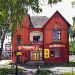 Jellemző helyzet a Petőfi sétányon: századfordulós villa, a SZOT Tengerszem üdülők egyike a rendszerváltás óta pusztul, nyaranta változó funkcióval működik