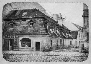 Pest egyik legöregebb háza a lebontása (1868) előtt. A Kecskeméti utca és Bástya utca sarkán álló épület az egykori városfal bástyájához épült, 1713-ban itt lakott a „városi kapuőr” A felvétel idején Weisz Péter péksége és cukrászata működött benne FSZEK Budapest Gyűjtemén
