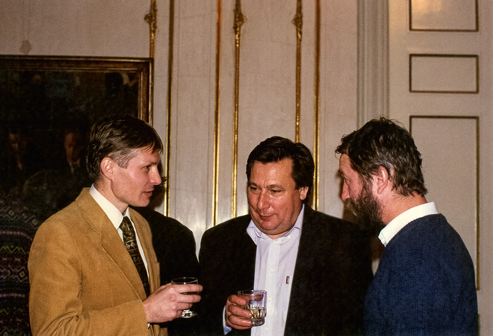 Murádin Jenőt köszöntik hatvanadik születésnapján a Petőfi Irodalmi Múzeumban,  mellette Szücs György és Jurecskó László, 1997 35 