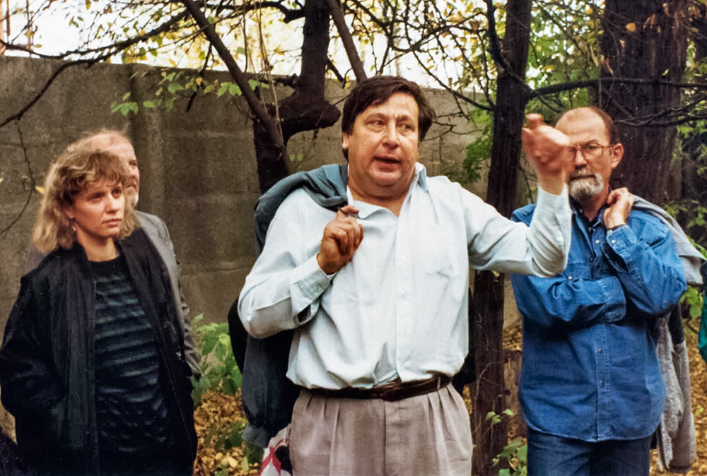 Murádin Jenő Nagybányán, a háttérben Majoros Valéria, Dobrik István (takarásban) és Sümegi György, 1993