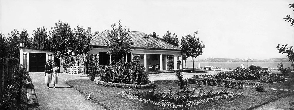 Balatonboglár, a Neÿ-villa a Balaton partján, 1936 Forrás: Fortepan 96 144, adományozó: Buzinkay Géza