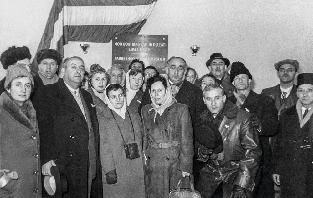 Látogatók az auschwitzi magyar kiállításon, 1959, Székely Károly albumából Forrás: Holokauszt Emlékközpont