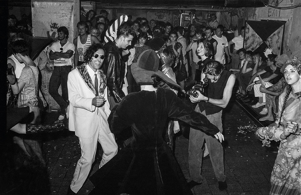 Party a Fekete Lyukban tartott divatbemutató után, 1988. július 7. Az előtérben Király Tamás táncol egy modelljével Almási Jonathan Csaba fotója