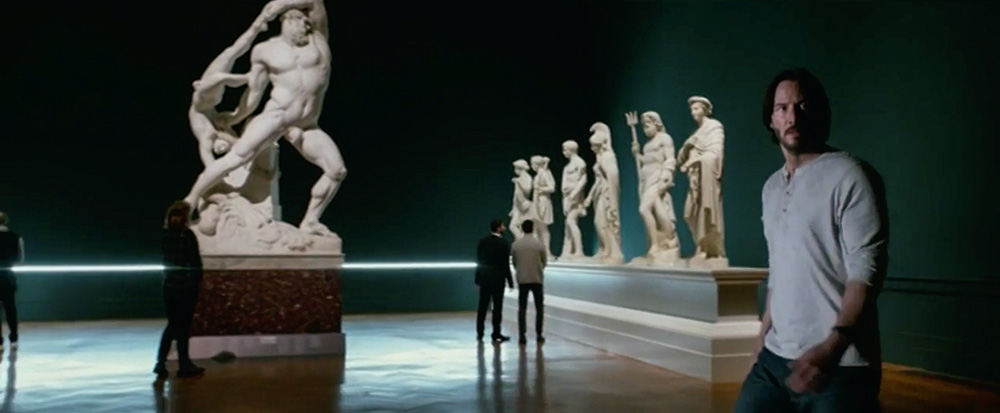 A John Wick című film jelenete Keanu Reevesszel a római Galleria Nazionale d’Arte Moderna kiállításában