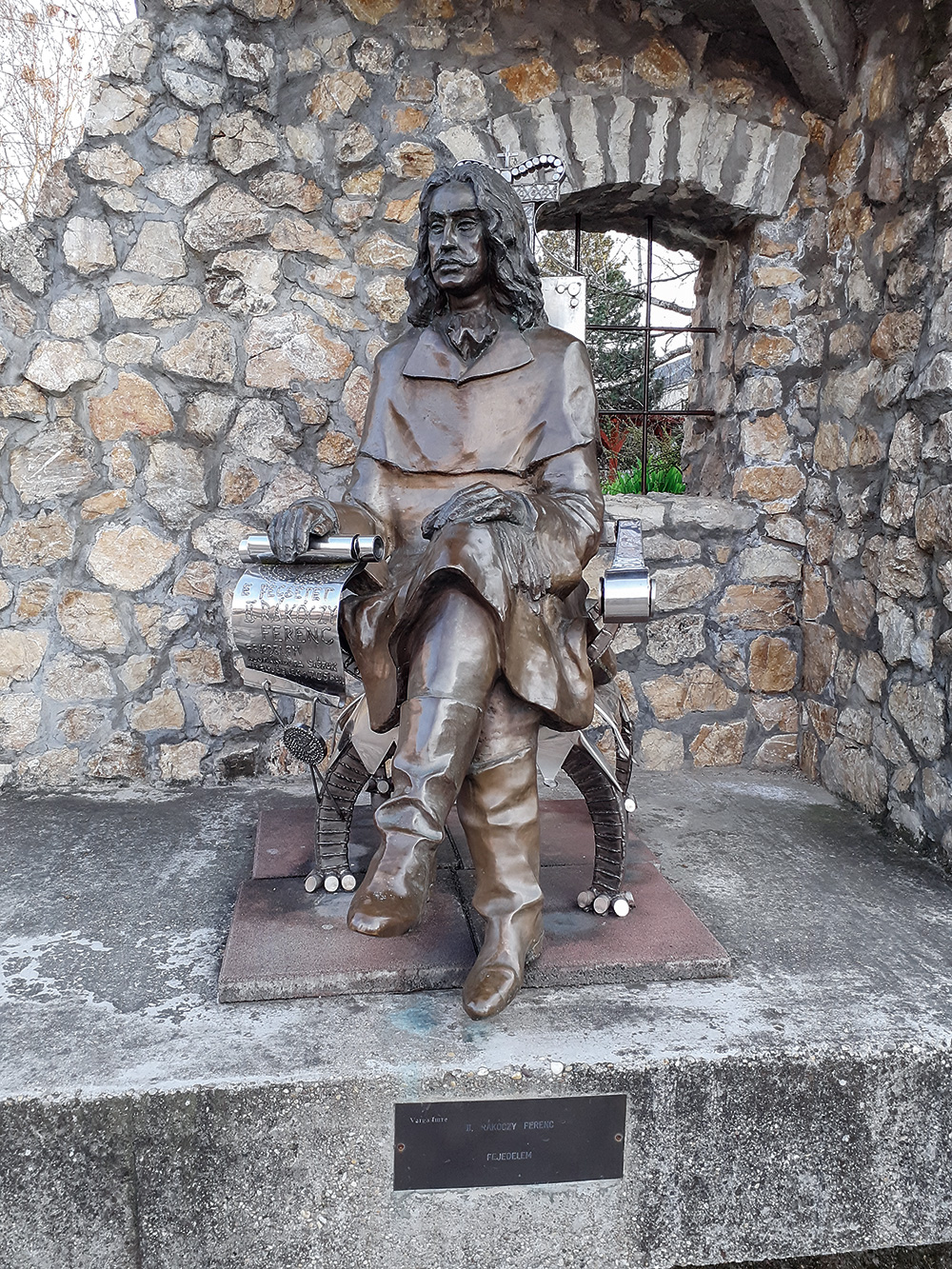 I. Rákóczi Ferenc szobra a településnek adományázott pecséttel, ma a Fő téren elhelyezve A szerző felvétele