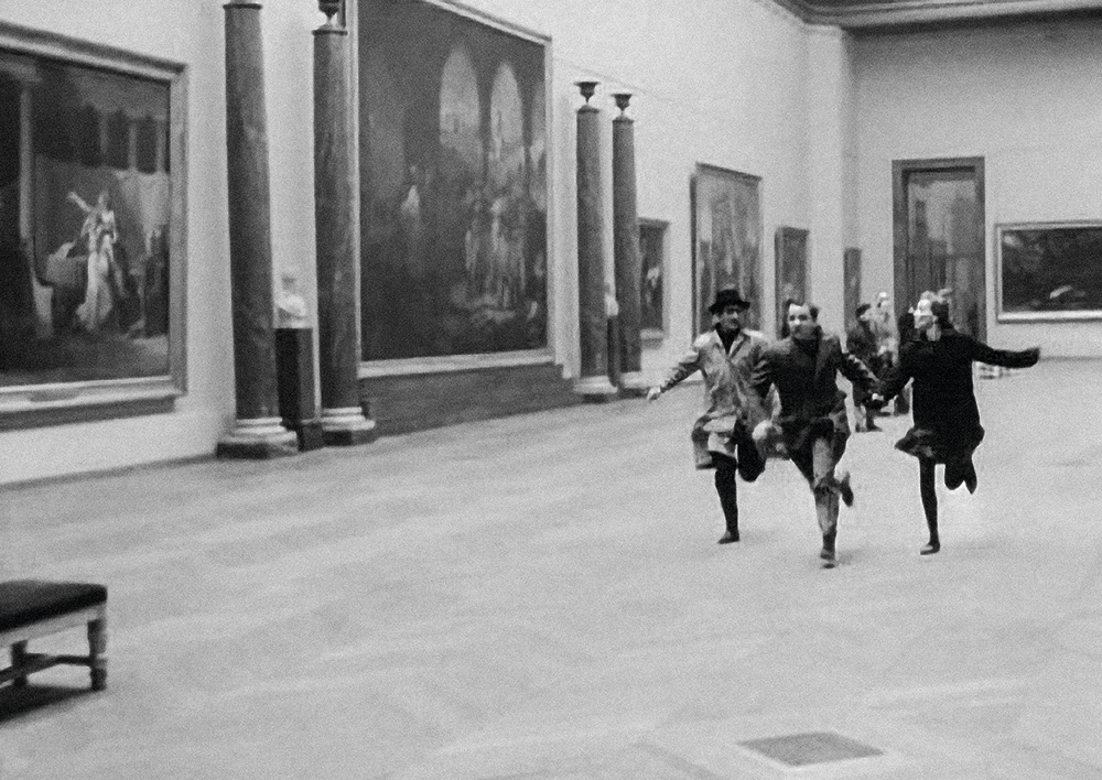 Jean-Luc Godard Külön banda című filmjének emblematikus jelente a Louvre-ban