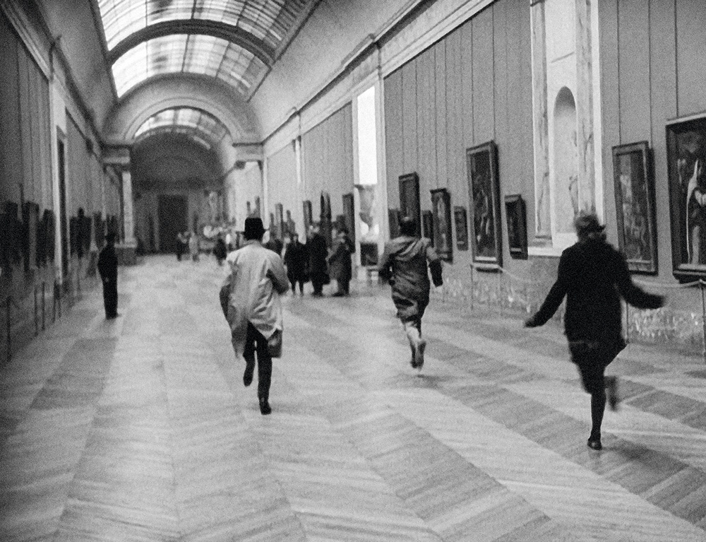 Jean-Luc Godard Külön banda című filmjének emblematikus jelente a Louvre-ban