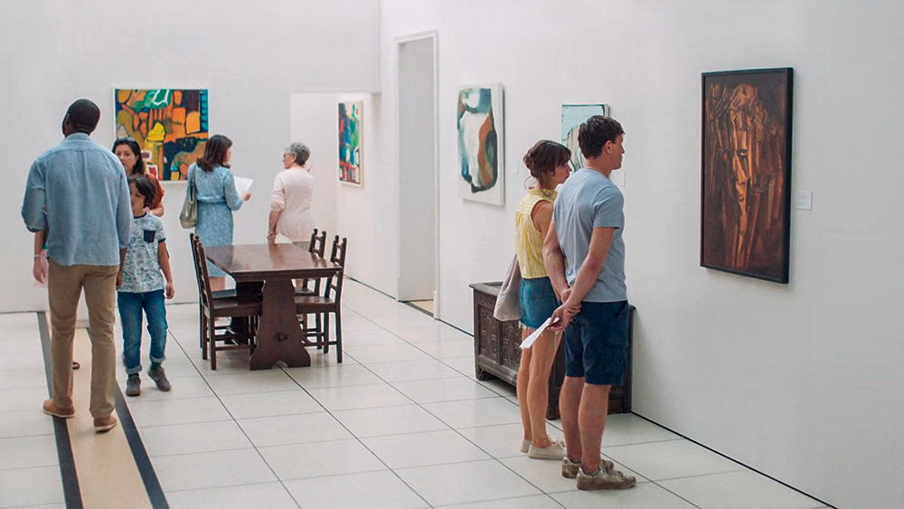 A Normális emberek sorozat jelenete Marcel Duchamp festményének reprodukciója előtt