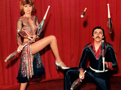 A Duo KOWY klasszikus zsonglőrszáma, 2006
Nemzeti Artista-, Előadó- és Cirkuszművészeti Központ
