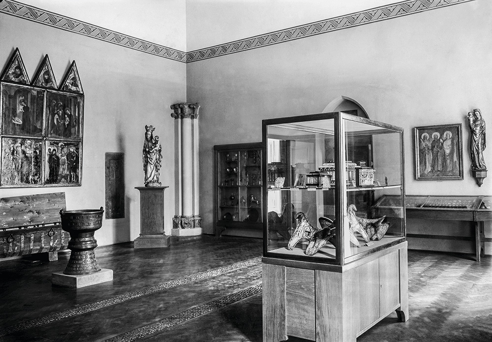 Az 1929-ben elkészült állandó kiállítás „Anjou-kori” terme  Magyar Nemzeti Múzeum, Központi Adattár és Digitális Képarchívum