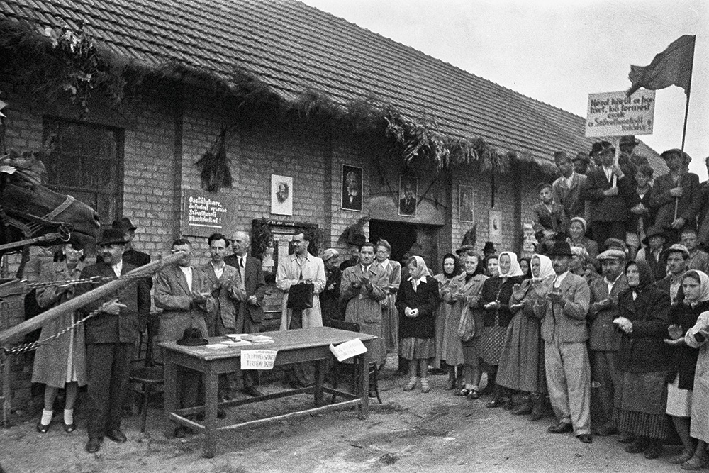 Beszolgáltatás és agitálás a szövetkezetek mellett, Szabadszállás, 1949 Fortepan, Kovács Márton Ernő