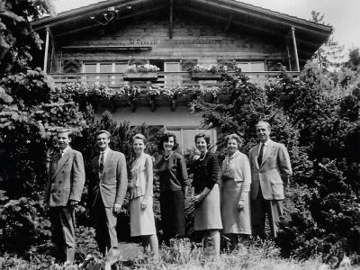 A Széchényi/Esterházy család a svájci (Thun/Hünibach) házuk előtt, 1962. június 26-án
Széchényi Béla, ifj. Széchényi Gyula, Széchényi Alice, Széchényi Erzsébet, Széchényi Margit, Esterházy Bernadette, Széchényi Gyula