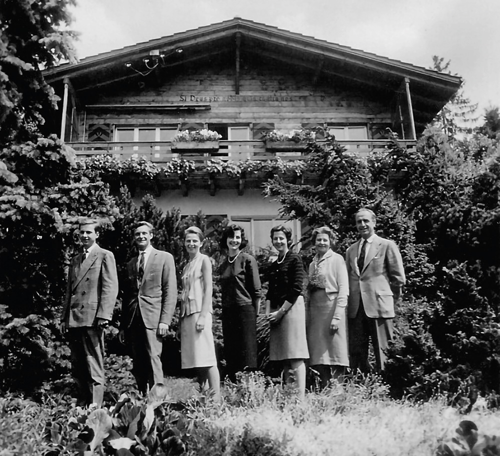 A Széchényi/Esterházy család a svájci (Thun/Hünibach) házuk előtt, 1962. június 26-án Széchényi Béla, ifj. Széchényi Gyula, Széchényi Alice, Széchényi Erzsébet, Széchényi Margit, Esterházy Bernadette, Széchényi Gyula