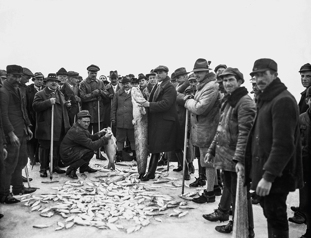 Jégi halászat a Balatonon Forrás: Magyar Műszaki és Közlekedési Múzeum Témagyűjtemény