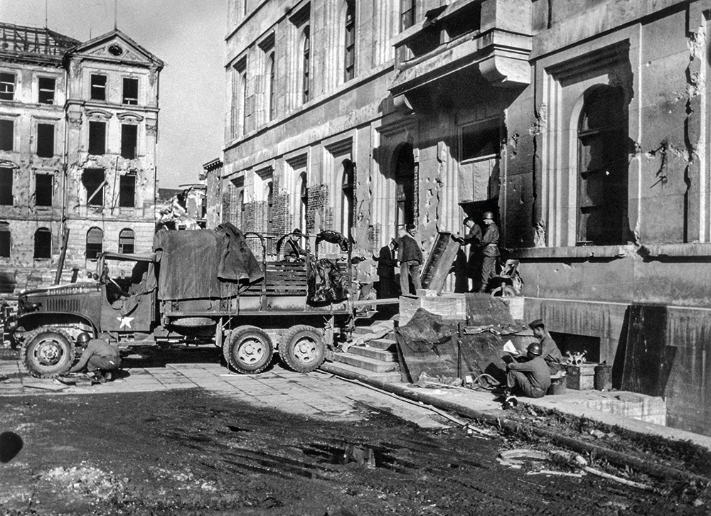 A müncheni Central Collecting Point az egykori pártházban, 1945-ben