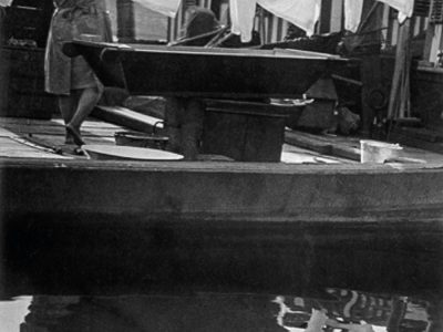Nagymosás egy dunai bárkán, 1936
Fotó: Kinszki Imre, Magyar Nemzeti Múzeum Történeti Fényképtára