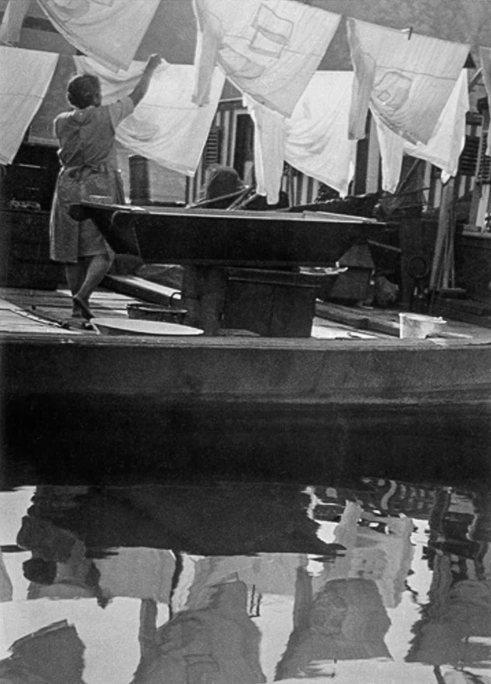 Nagymosás egy dunai bárkán, 1936 Fotó: Kinszki Imre, Magyar Nemzeti Múzeum Történeti Fényképtára