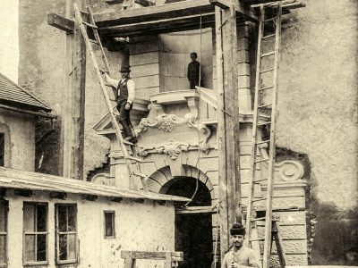Az új bejárat kialakítása során egy kisfiú állt a majdani Arany-szobor helyére (1906)