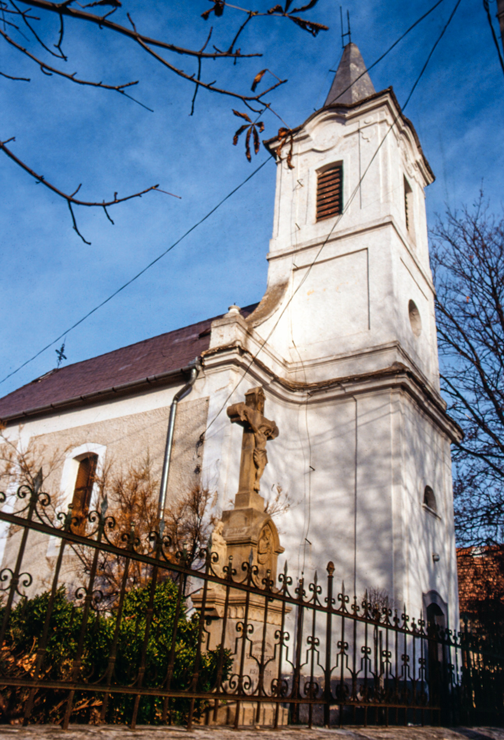 Az óbudavári római katolikus templom, amelynek hiteles másolata épült fel Szentendrén Fotó: Deim Péter / A Szabadtéri Néprajzi Múzeum Fotótára, SZNM MNÉA-D 16 751