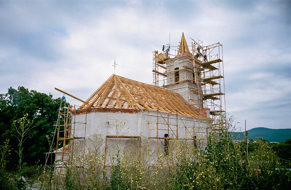 A Bakony, Balaton-felvidék tájegységben épülő római katolikus templom Fotó: Deim Péter