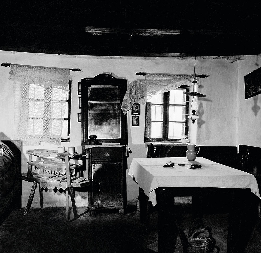 A kádártai lakóház egykori utcai szobai enteriőrje sarokpaddal, 1972 Fotó: Szabó Jenő / A Szabadtéri Néprajzi Múzeum Fotótára, SZNM MNÉA_F 15946