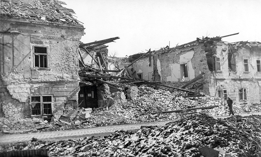 A Tárnok utca 9–13. alatti Esterházy-palota 1945-ben Fortepan / Archiv für Zeitgeschichte ETH Zürich / Agnes Hirschi