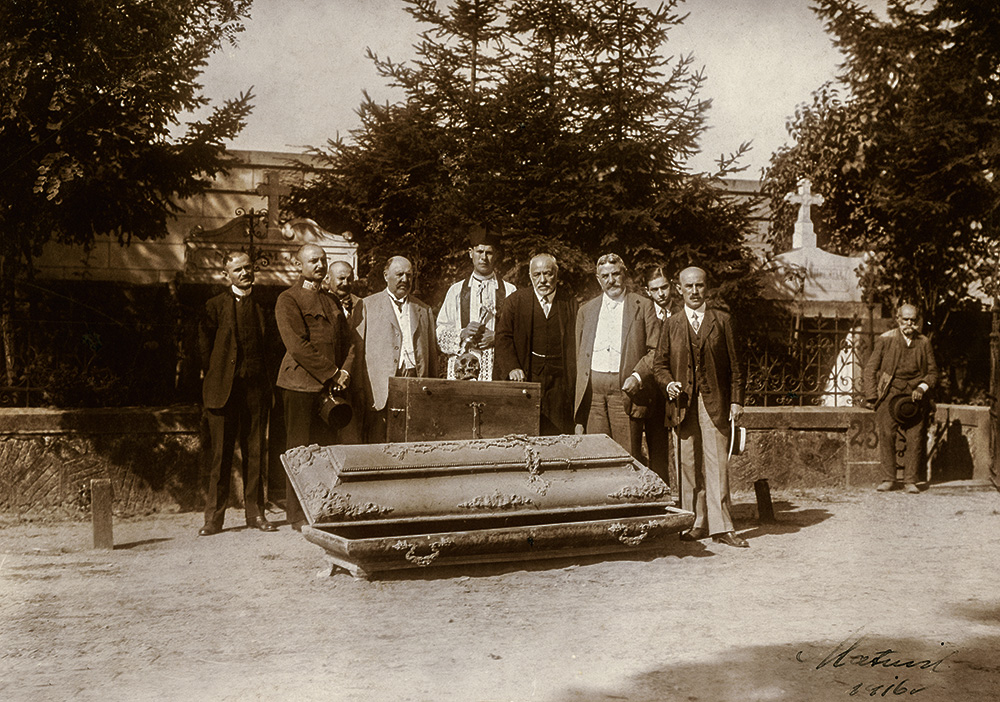 A gróf Vécsey Károly földi maradványait a Kultúrpalotába szállító bizottság tagjai A forrás eredetije az Arad Megyei Múzeum 1848/49-es Ereklyemúzeumában, ltsz. MR 2293