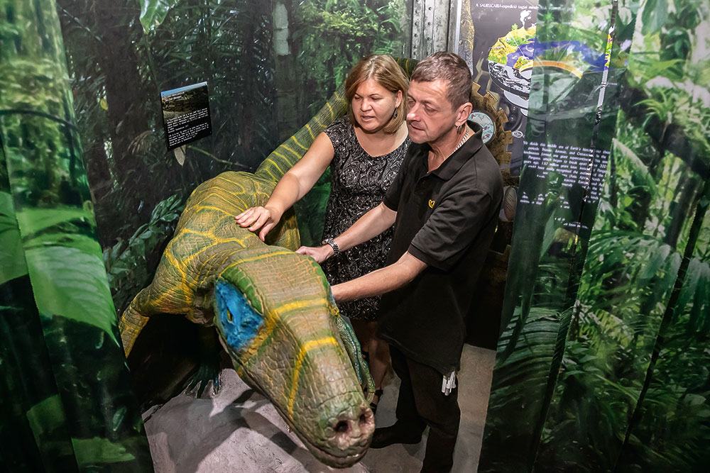 A nyitórendezvény helyszíne, a Pannontenger Múzeum előkészítő bejárása. A képen Marosi Ágnes, a Herman Ottó Múzeum és Amriskó Tamás, a Látás-Mód Alapítvány munkatársa Fotó: Baranczó Benedek, 2019
