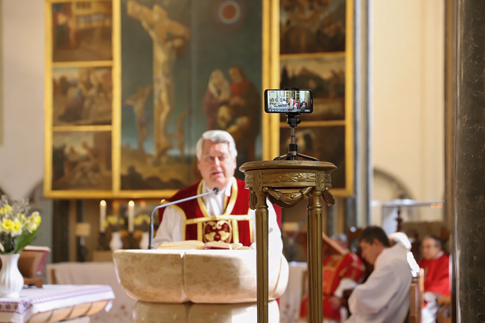 A Budapest-Belvárosi Nagyboldogasszony Főplébánia-templom karanténtárgya a Néprajzi Múzeum gyűjtőkampányában az online közvetített egyházi liturgiákat dokumentálja