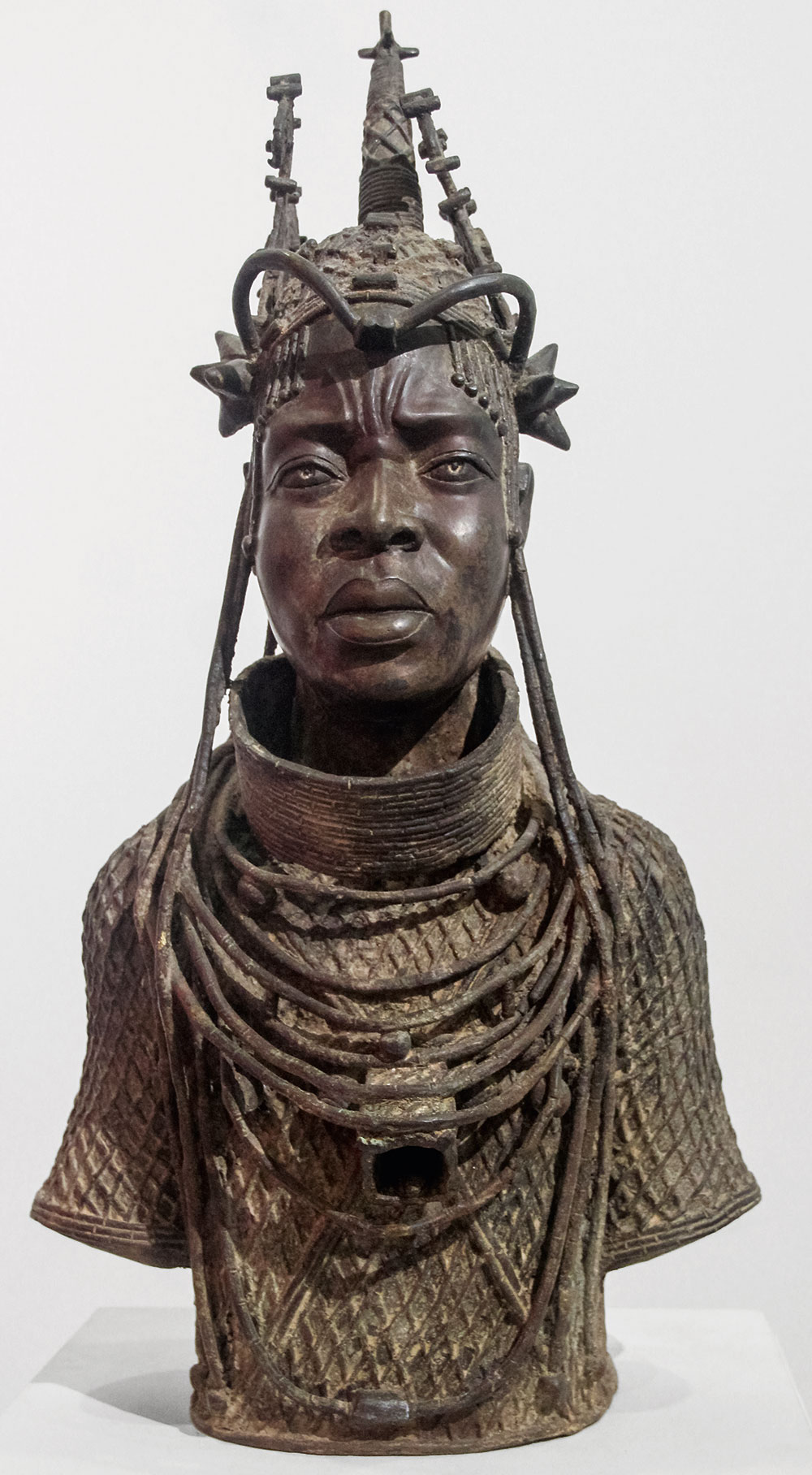 Oguola Oba benini uralkodó bronzszobra Musée des Civilisations Noires de Dakar