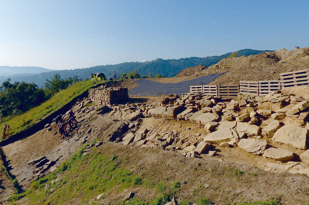 Nyitókép: Maszkowice Zyndram’s Hill „füzesabonyi”periódusának falai Jędrysik–Przybyła 2019, Fig. 5.