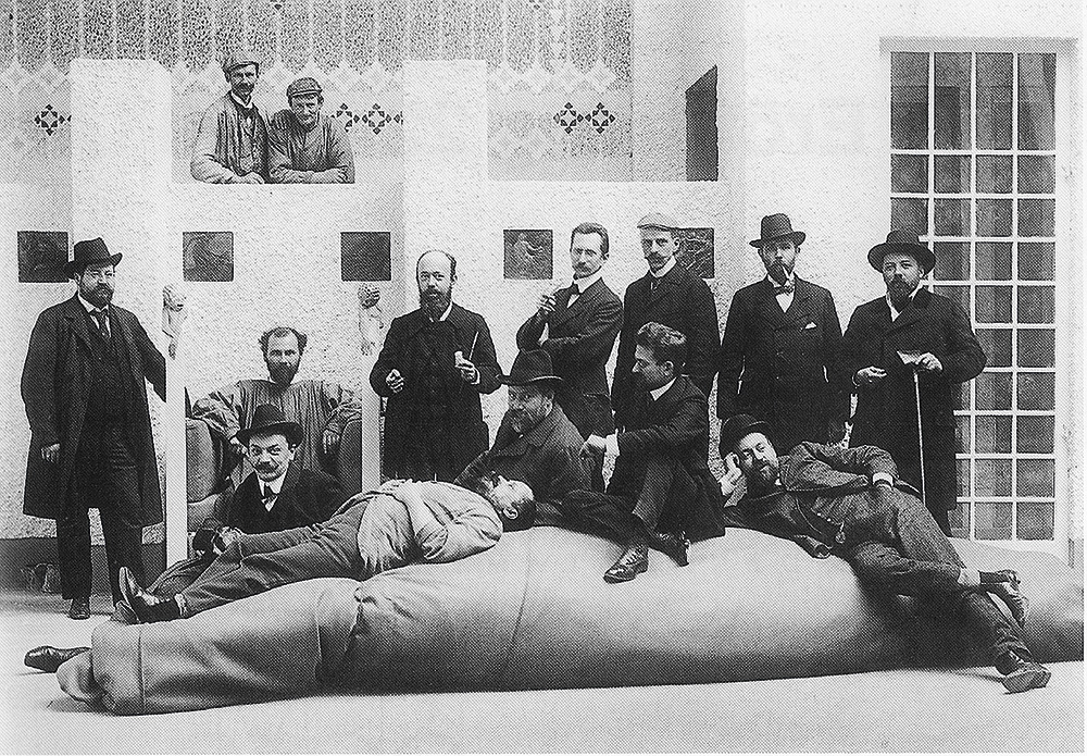 A bécsi Secession XIV. kiállítása alkalmából készített csoportkép 1902-ben. Anton Stark, Gustav Klimt, Kolo Moser, Adolf Böhm, Maximilian Lenz, Ernst Stöhr, Wilhelm List, Emil Orlik, Maximilian Kurzweil, Leopold Stolba, Carl Moll, and Rudolf Bacher Fotó: Moriz Nähr / Pictorial Archives of the Österreichischen Nationalbibliothek