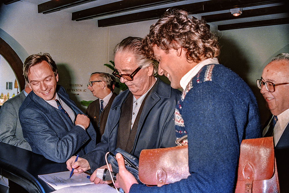 Victor Vasarely katalógust szignál a múzeum megnyitásakor, 1987. május 8.