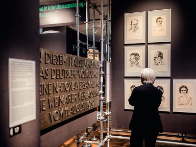 Gropius táblájának kiállított másolata 
© Deutsches Historisches Museum
Fotó: David von Becker