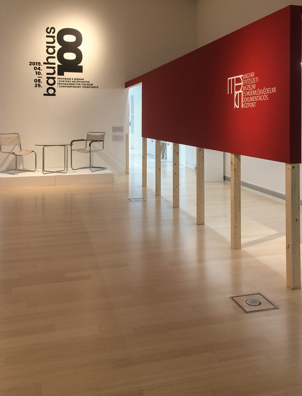 A kiállítás bejáratánál a Ludwig Múzeumban. Szemben Fischer József egykori, Breuer-tervezésű, Thonet-gyártású bútorai, mellette az Építészi Múzeum által jegyzett történeti kiállítás-a-kiállításban oldalfala © A szerző felvétele